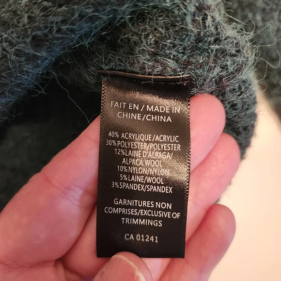 Cozy Cropped Fuzzy Knit Sweater | Size Small | Soft & Trendy - Picture 4 of 9